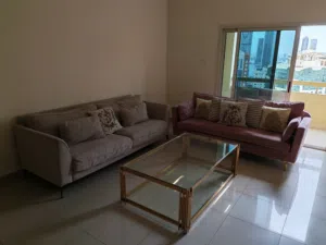 طقم كنب مع طاوله بحاله ممتازه وبسعر جيد