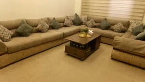 طقم كورنر فخم مع طاولة وسط وطقم سيرفس للبيع