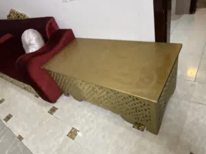 كنب مستخدم نظيف. باللون  الاحمر
