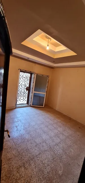 شقة أرضية خدمية على الرئيسي في سنتر بوسليم وفي وسط كل الخدمات بالقرب من بانوراما مول للإيجار