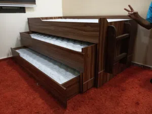 تخت طابقين مع تخت اضافي من الأسفل مع درج وجوارير وارفف من وسط التخت تخوت وأسرة سرير