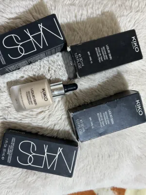 Fond de teint, Nars et clinique