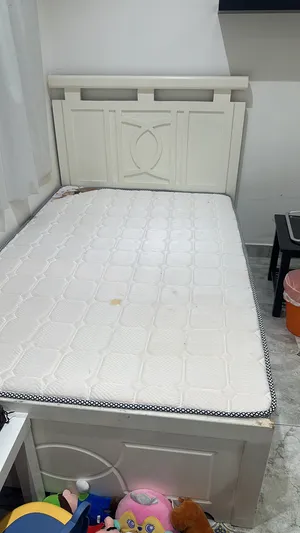 سريرين مع سجادة 2 beds and carpet