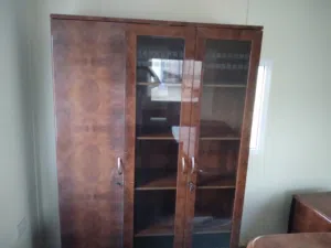 دواليب خشبية ومعدنية +طاولات +كراسي +طاولة شاشة طاولات تقديم+وحدات ادراج