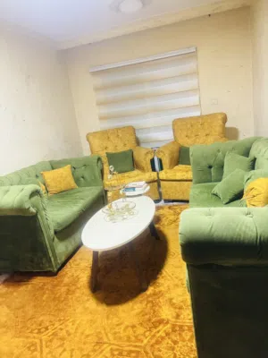 طقم كنب بحالة جيدة جدا مع الطاولات والستارة