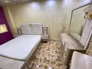 غرفه نوم ماستر لامنيت تفصيل استعمال بسيط جدا بحاله الوكاله خزانه حجم 250*225 بعمق 60 تخت كين