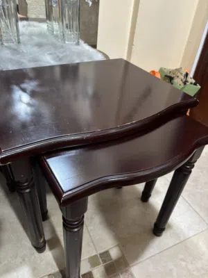 طاولة خشب للتضييف