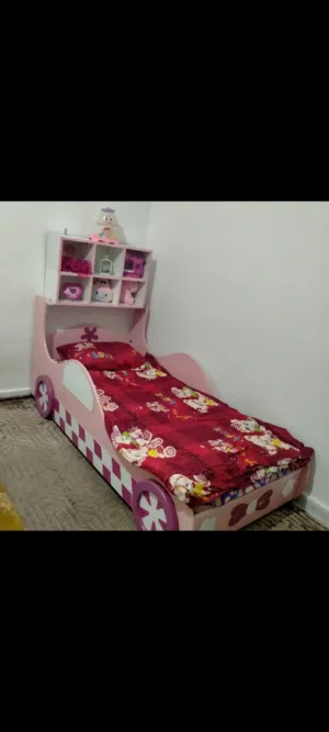 سرير أطفال مع رفوف