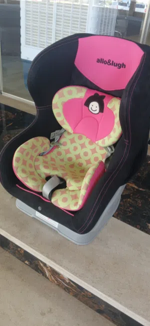 هذا هو مقعد سيارة للأطفال (Car Seat) من الماركة الكورية المعروفة Allo&lugh. يأتي المقعد بتصميم مخصص