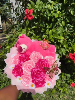 متوفر باقات ورد وهدايا