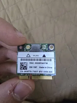 هذه القطعة الظاهرة في الصورتين هي كارت الواي فاي الداخلي (Wireless LAN Card) المسؤول عن التقاط شبكات