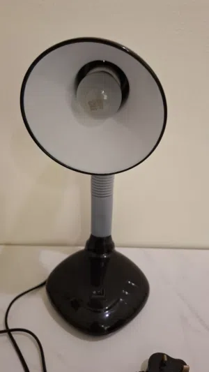 مصباح مكتبي بحالة ممتازة – إضاءة قوية وتصميم عملي Desk Lamp in Excellent Condition – Bright Light &