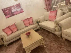 طقم صالون مكون طقمين كنب وطقم سفره جديد غير مستعمل للبيع