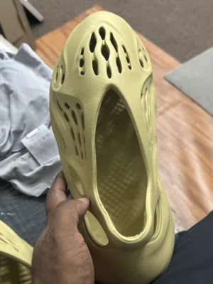 Addidas yeeze form slides 41 size