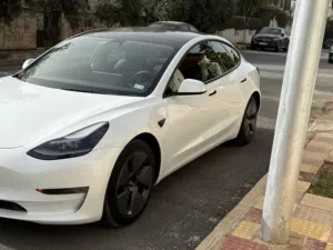 تيسلا موديل 3 2022 كهربائية، صالون سيدان، لون أبيض، تقنية متقدمة، حالة ممتازة