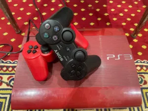 Ps3 للبيع مستعمل معاه 4 يدين زوز يبو الخدمه وزوز مفيهم شي ومعاه شاشه 32 بوصه السعر ساوم