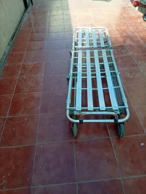 سرير للبيع