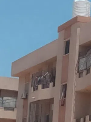 شقة في الطابق الثالث اثاث فاخر