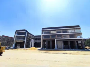 محل تجاري 31م بارتفاع السقف 6م + مساحه خارجيه 22م بمول تجاري