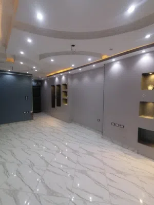 شقة بموقع مميز بجوار النادي تشطيب مهندس ديكور بمطبخ جديد وموقد بلت ان إيطالى وسخان كهربائى جديد