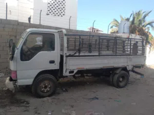 للبيع دينه زيسوا موديل 2000  ديزل 4 بستون حجم المكينه 43  خليجي لون ابيض صندوق طول 3 متر و90 شبك طرب