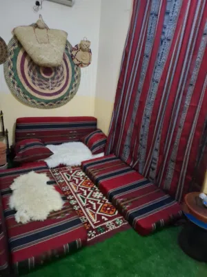 استرحه مساحه 650 واتيه بي مسكنها مكانها قرب جزيره خمسه شوارع يوجد فيها بئر وفسكيه ومسورا كامله