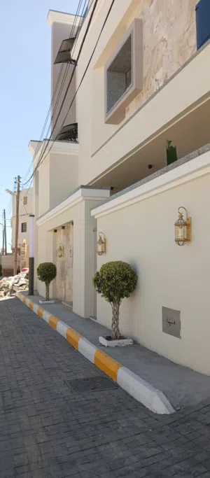 منزل حديث للبيع دورين خليجي والثالث مفصول في سوق الجمعة عرادة