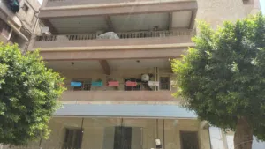 شقه للبيع فى مصر الجديده شارع عمار بن ياسر أمام الكلية الحربية خمس دقائق من مطار القاهرة الدولي