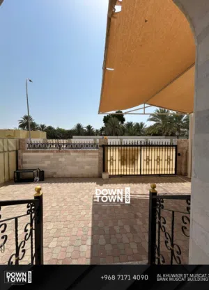 350 m2 5 Bedrooms Villa for Rent in Muscat Al-Hail