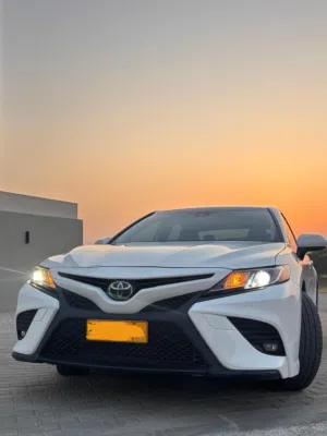 Camry SE 2020. White inside silver flash very clean for sale .