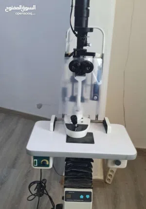 جهاز كشف عيون سليت لامب هندى بحالة جيدة جدآ مع جهاز قياس ضغط العين وطاولة كهربائية ممتازة.