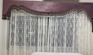 ستائر باللون البنفسجي و الابيض