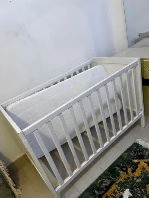 baby crib with mattress (MUST GO)