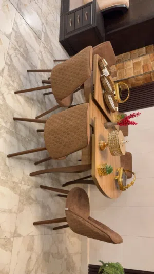 طاولة سفره 6 كراسيFull modern  تركية المنشأ  راقيه و مميزه جداً  مع إمكانية تكبير حجمها و تصغيره
