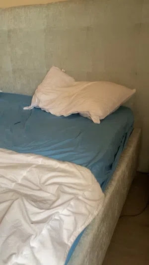 سرير لون سماوي بحاله الجديد