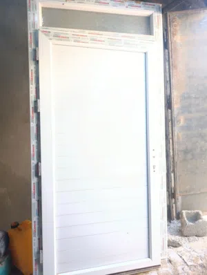 باب pvc شبه جديد حاجه نظيفه العرض1.05الطول 2.11 اللون ابيض