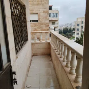 شقة أرضية للبيع الجبيهة أم زويتينه قرب مسجد جبران 100+50 ترس