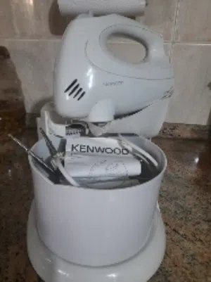 عجانة ماركة KENWOOD الماركة المعروفة بامتياز انجليزي.  استعمال مرتين فقط جديدة هدية عيد الأم