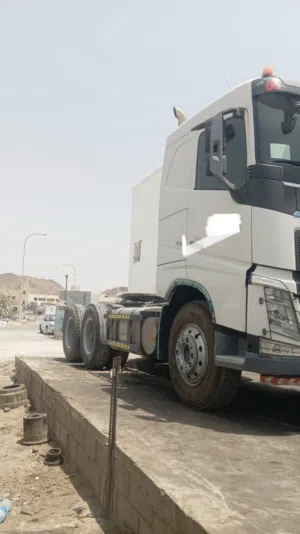 للبيع راس شاحنه 6 ويل فولفو 2021 وكاله عمان ومعدات أخرى