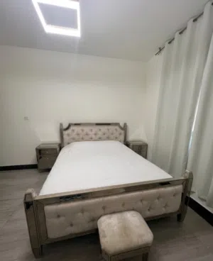 غرفة نوم super king تخت + 2 كومنديدنا + كرسي