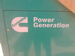مولد كهرباء Cummins كومنز للبيع 30 KVA بحالة الوكالة للبيع