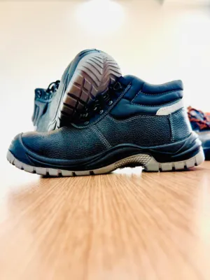 أحذية سفتي متنوعة مع جودة جداً ممتازة بماركات ومقاسات مختلفة عند السياب Safety shoes SIYAB TRADING