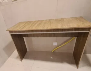 مكتب او طاولة بحاله ممتازة