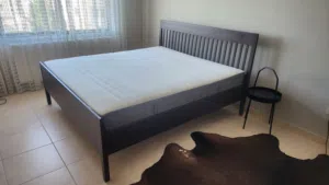 تخت حجم كنج مع فرشة و خزانة جانبية King Size Bed and mattress