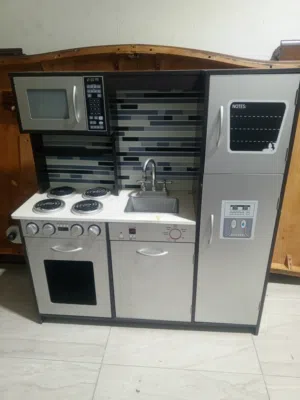 مطبخ مال الاطفال خشب نظيف جدا