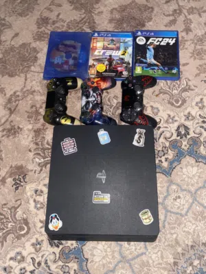 PS4 نضافه100% مع جوستك3 اقراص3 مع هارد خارجي 1تيرا وذاكره الجهاز500