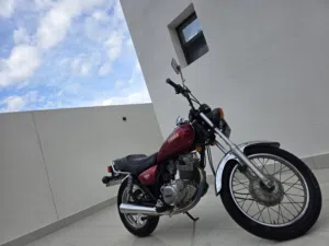 دراج ياماها SR250 نظيف جدا للبيع (تخزين وكالة عمان)