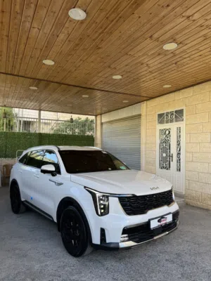 كيا-سورنتو-2023-محرك-1600-هايبرد-4x4-فل-الفل-إضافات-ما-عدا-فتحه-امكانية-التقسيط-والبدل