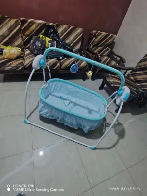 تخت بيبي هزاز كهربائي بحالة ممتازة