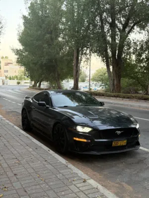 فورد موستانج GT 2021 كوبيه زرقاء بحالة ممتازة مع مواصفات أمريكية